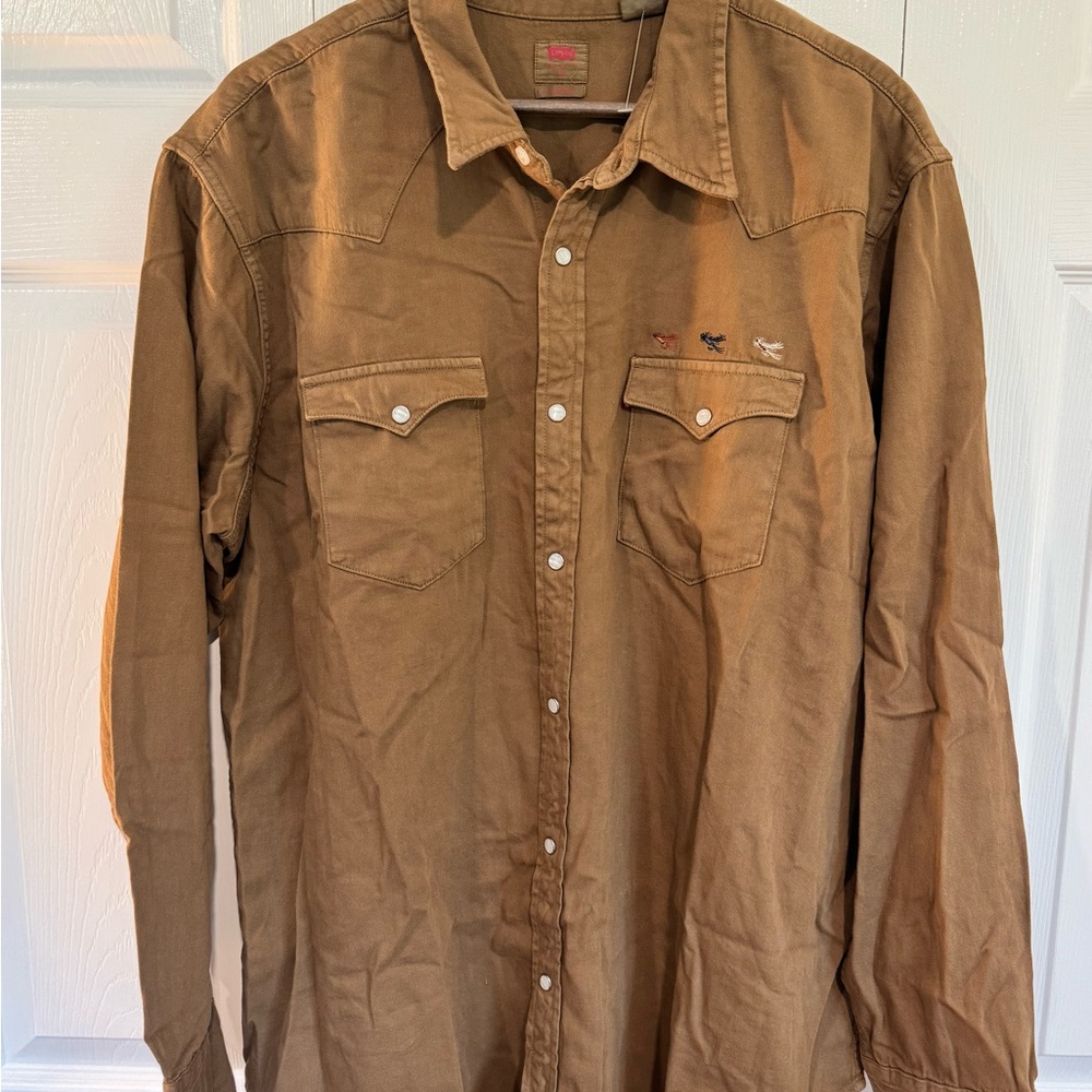 *NWT* Levi's Tan Embroidered Button-Up Shirt - Picture 2 of 4